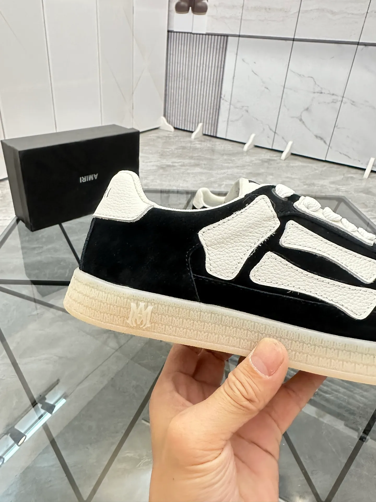 Men's shoes: 💰P420¥ Product trademark: AMIRI* "Amir*" low-top casual shoes Regular size: 38-45 (can be customized to 46) Product material: imported nubuck leather upper, breathable lining, original outsole. Number: 001